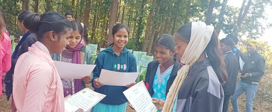 Young guardians holding certificates after Bal Akhra training in Jharkhand